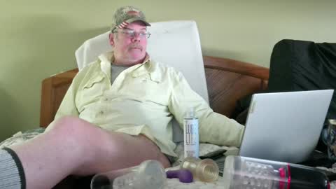 Snapshot of eyeswideshut63 chatting on December 22, 7:31 pm Eyeswideshut63 online show from December 22, 7:31 pm