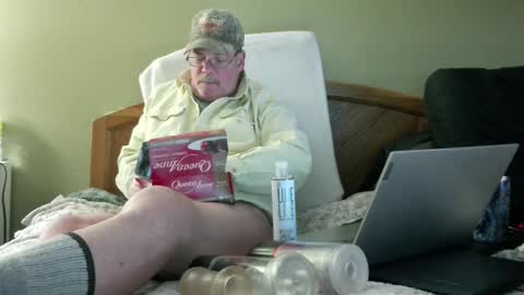 Snapshot of eyeswideshut63 chatting on December 22, 10:36 pm Eyeswideshut63 online show from December 22, 10:36 pm