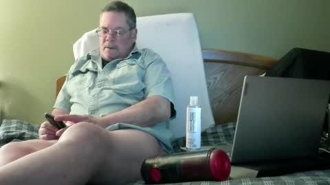 Snapshot of eyeswideshut63 chatting on February 12, 5:37 am Eyeswideshut63 online show from February 12, 5:37 am