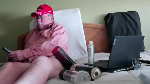 Snapshot of eyeswideshut63 chatting on October 19, 6:08 pm Eyeswideshut63 online show from October 19, 6:08 pm