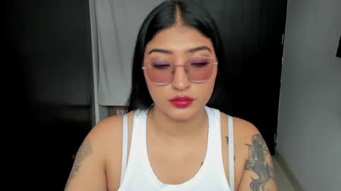 Snapshot of eymy_hadid_ chatting on December 17, 6:31 pm Emily online show from December 17, 6:31 pm