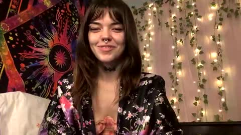 Snapshot of faerienugs chatting on October 10, 11:59 pm Faerie 3 online show from October 10, 11:59 pm