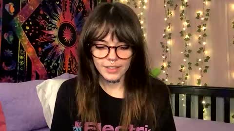 Snapshot of faerienugs chatting on October 23, 11:35 pm Faerie 3 online show from October 23, 11:35 pm