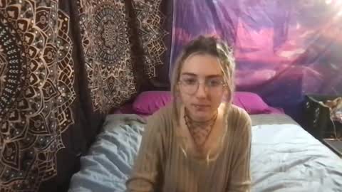 Snapshot of faexoxoxo chatting on December 24, 9:06 am Fae online show from December 24, 9:06 am