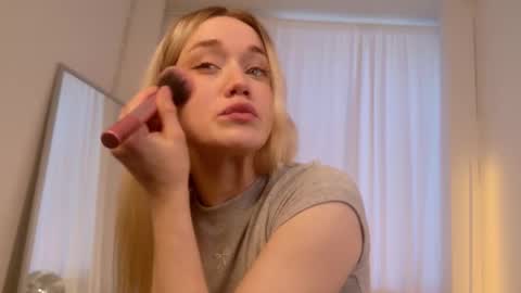 Snapshot of fancyamelia chatting on September 28, 2:33 pm fancyamelia online show from September 28, 2:33 pm