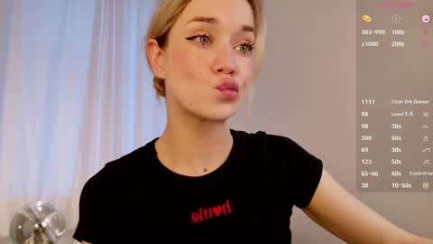 Snapshot of fancyamelia chatting on October 7, 1:19 pm fancyamelia online show from October 7, 1:19 pm