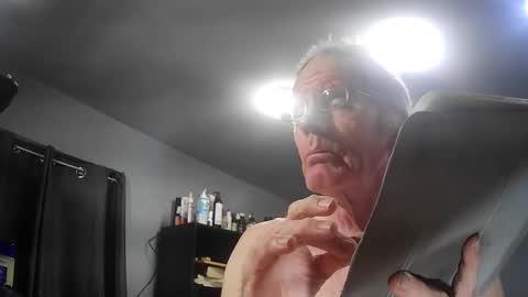 Snapshot of fantasyresort chatting on January 8, 4:04 am fantasyresort online show from January 8, 4:04 am