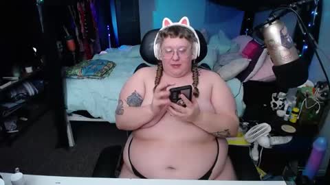 Snapshot of fatveronica chatting on February 19, 5:06 pm FatVeronica online show from February 19, 5:06 pm