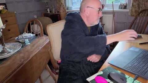 Snapshot of fellainsp8 chatting on October 27, 7:23 am Adam online show from October 27, 7:23 am