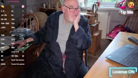 Snapshot of fellainsp8 chatting on October 30, 7:54 am Adam online show from October 30, 7:54 am