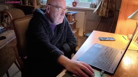 Snapshot of fellainsp8 chatting on November 3, 7:31 am Adam online show from November 3, 7:31 am