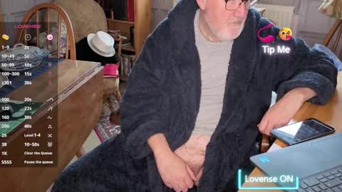 Snapshot of fellainsp8 chatting on November 15, 9:28 am Adam online show from November 15, 9:28 am