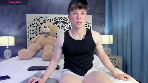 Snapshot of femboy_max chatting on November 17, 12:22 pm Femboy Max online show from November 17, 12:22 pm