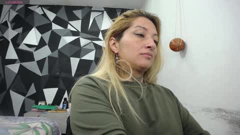 Snapshot of fenix_purple chatting on December 17, 3:23 am FENIX online show from December 17, 3:23 am