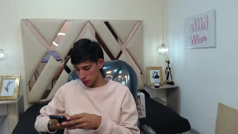 Snapshot of ferphoenix_ chatting on February 5, 3:23 am FER PHOENIX online show from February 5, 3:23 am