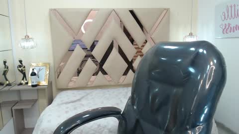 Snapshot of ferphoenix_ chatting on February 7, 9:05 am FER PHOENIX online show from February 7, 9:05 am