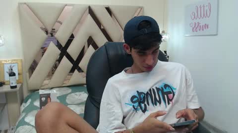 Snapshot of ferphoenix_ chatting on February 27, 9:43 am FER PHOENIX online show from February 27, 9:43 am