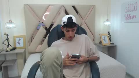 Snapshot of ferphoenix_ chatting on March 6, 3:35 am FER PHOENIX online show from March 6, 3:35 am