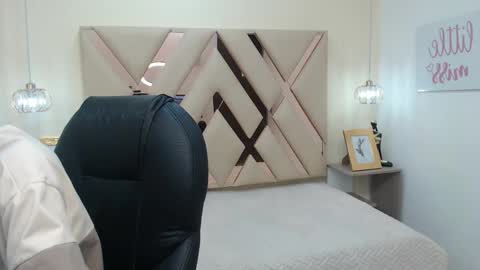 Snapshot of ferphoenix_ chatting on March 7, 3:29 am FER PHOENIX online show from March 7, 3:29 am