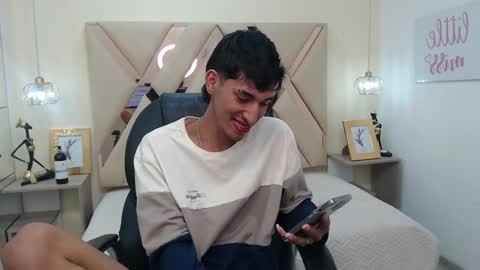 Snapshot of ferphoenix_ chatting on March 7, 9:51 am FER PHOENIX online show from March 7, 9:51 am