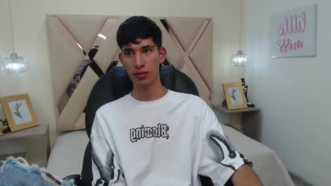 Snapshot of ferphoenix_ chatting on March 9, 3:54 am FER PHOENIX online show from March 9, 3:54 am