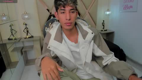 Snapshot of ferphoenix_ chatting on October 15, 4:01 am FER PHOENIX online show from October 15, 4:01 am