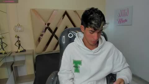 Snapshot of ferphoenix_ chatting on October 16, 3:29 am FER PHOENIX online show from October 16, 3:29 am