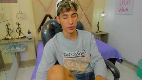 Snapshot of ferphoenix_ chatting on November 11, 3:17 am FER PHOENIX online show from November 11, 3:17 am