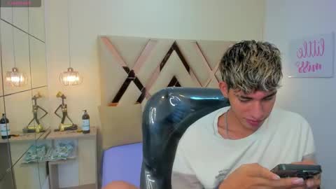 Snapshot of ferphoenix_ chatting on November 12, 3:40 am FER PHOENIX online show from November 12, 3:40 am