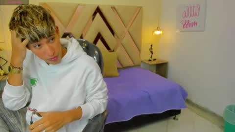 Snapshot of ferphoenix_ chatting on November 13, 3:27 am FER PHOENIX online show from November 13, 3:27 am