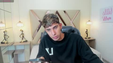 Snapshot of ferphoenix_ chatting on November 25, 3:28 am FER PHOENIX online show from November 25, 3:28 am