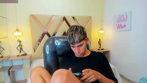 Snapshot of ferphoenix_ chatting on November 28, 3:53 am FER PHOENIX online show from November 28, 3:53 am