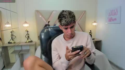 Snapshot of ferphoenix_ chatting on December 4, 3:49 am FER PHOENIX online show from December 4, 3:49 am