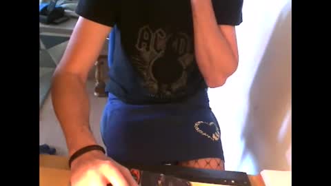 fifi010203 online show from April 24, 8:39 am