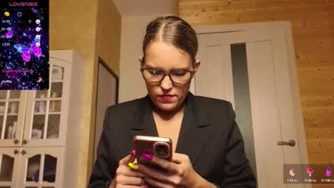 Snapshot of findom_lady_shine chatting on September 21, 8:32 pm Lady online show from September 21, 8:32 pm