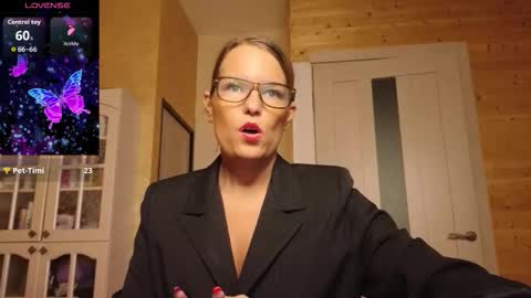 Snapshot of findom_lady_shine chatting on October 5, 12:53 am Lady online show from October 5, 12:53 am