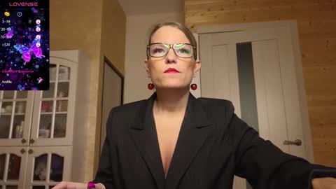 Snapshot of findom_lady_shine chatting on October 15, 10:32 pm Lady online show from October 15, 10:32 pm