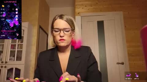 Snapshot of findom_lady_shine chatting on October 17, 1:09 am Lady online show from October 17, 1:09 am