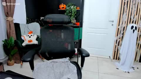 Snapshot of fireflowers_ chatting on October 31, 10:11 pm Kallisy online show from October 31, 10:11 pm