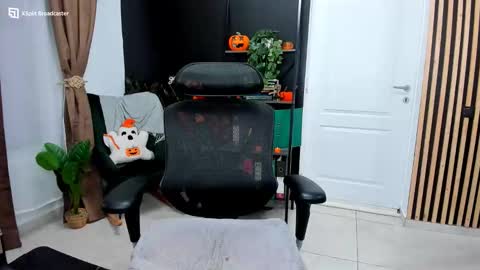 Snapshot of fireflowers_ chatting on November 15, 9:43 pm Kallisy online show from November 15, 9:43 pm