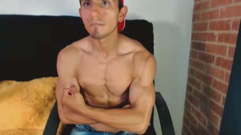 Snapshot of fitnescalientes chatting on February 19, 2:44 am fitnescalientes online show from February 19, 2:44 am