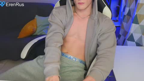 Snapshot of fixsicki chatting on December 6, 9:35 pm Eren.  online show from December 6, 9:35 pm