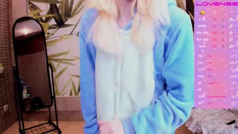 Snapshot of fleximona chatting on December 13, 7:53 pm FlexiMona online show from December 13, 7:53 pm