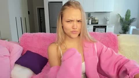 Snapshot of flooora_0 chatting on November 30, 5:33 am Mona online show from November 30, 5:33 am