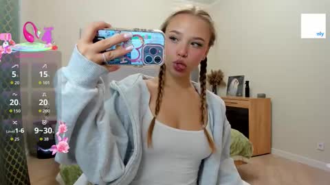 Snapshot of flooora_0 chatting on February 9, 1:31 am Mona online show from February 9, 1:31 am