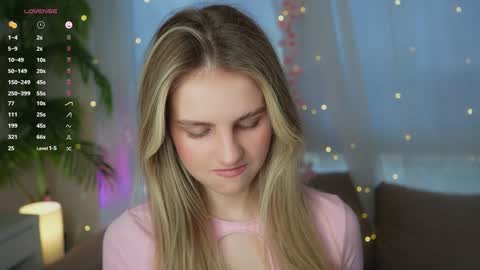 Snapshot of fluffy_angel chatting on December 4, 9:18 am Adeline online show from December 4, 9:18 am