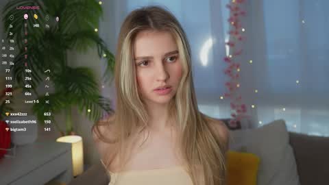 Snapshot of fluffy_angel chatting on December 10, 9:44 am Adeline online show from December 10, 9:44 am