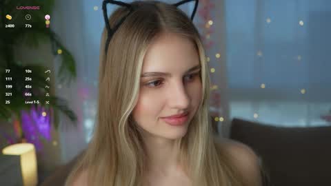 Snapshot of fluffy_angel chatting on December 23, 8:22 am Adeline online show from December 23, 8:22 am