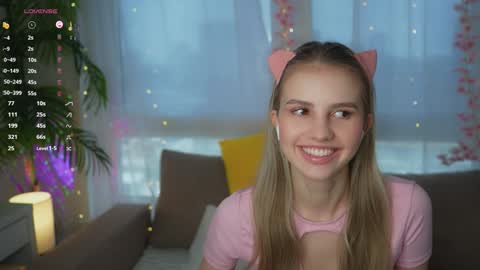 Snapshot of fluffy_angel chatting on December 25, 8:40 am Adeline online show from December 25, 8:40 am
