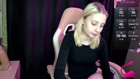 Snapshot of fluffy_cloude chatting on November 19, 12:38 pm fluffy_cloude online show from November 19, 12:38 pm